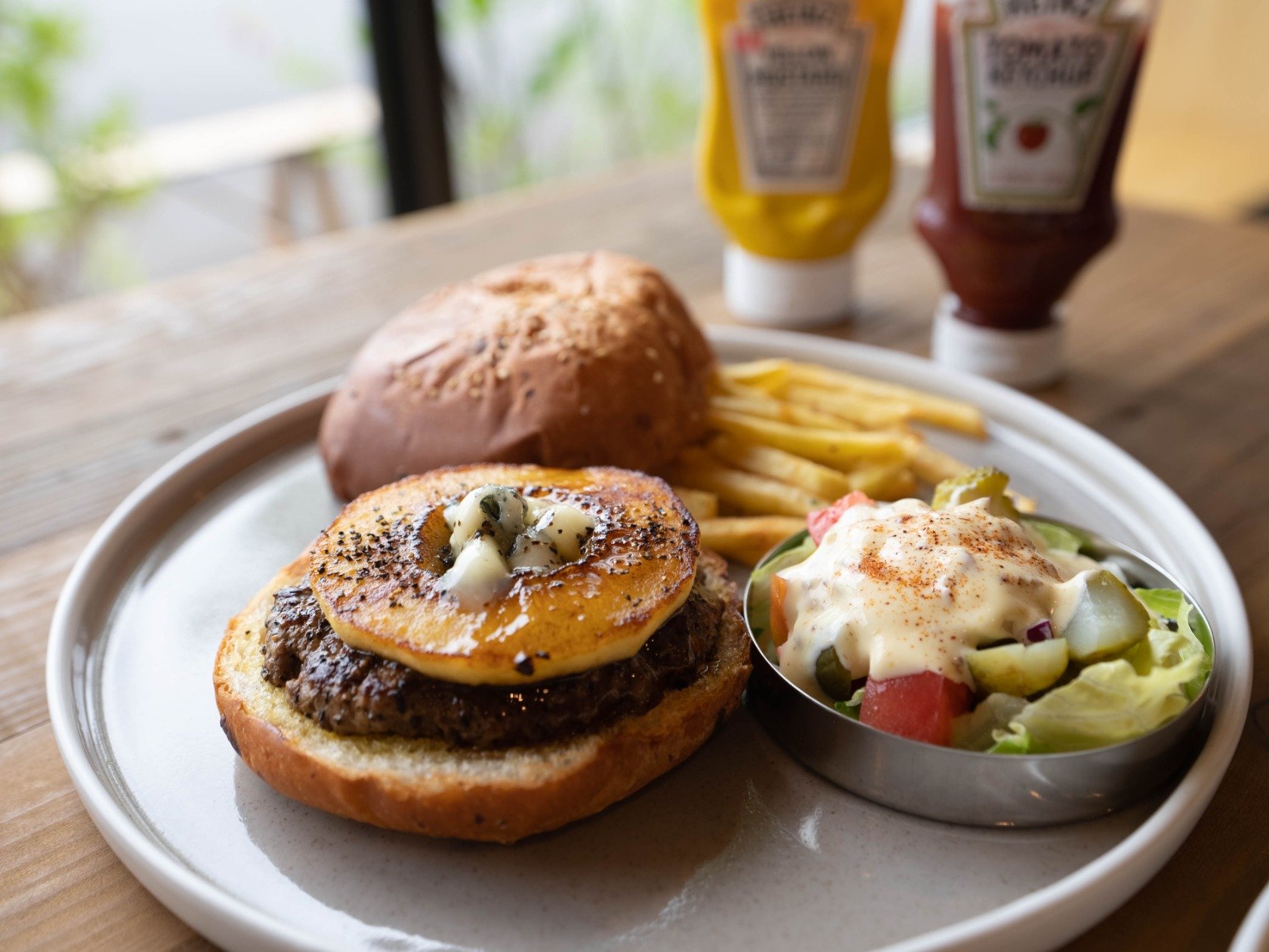 肉肉しいパティにキュン♡三次のハンバーガー専門店THREE THREEをご紹介