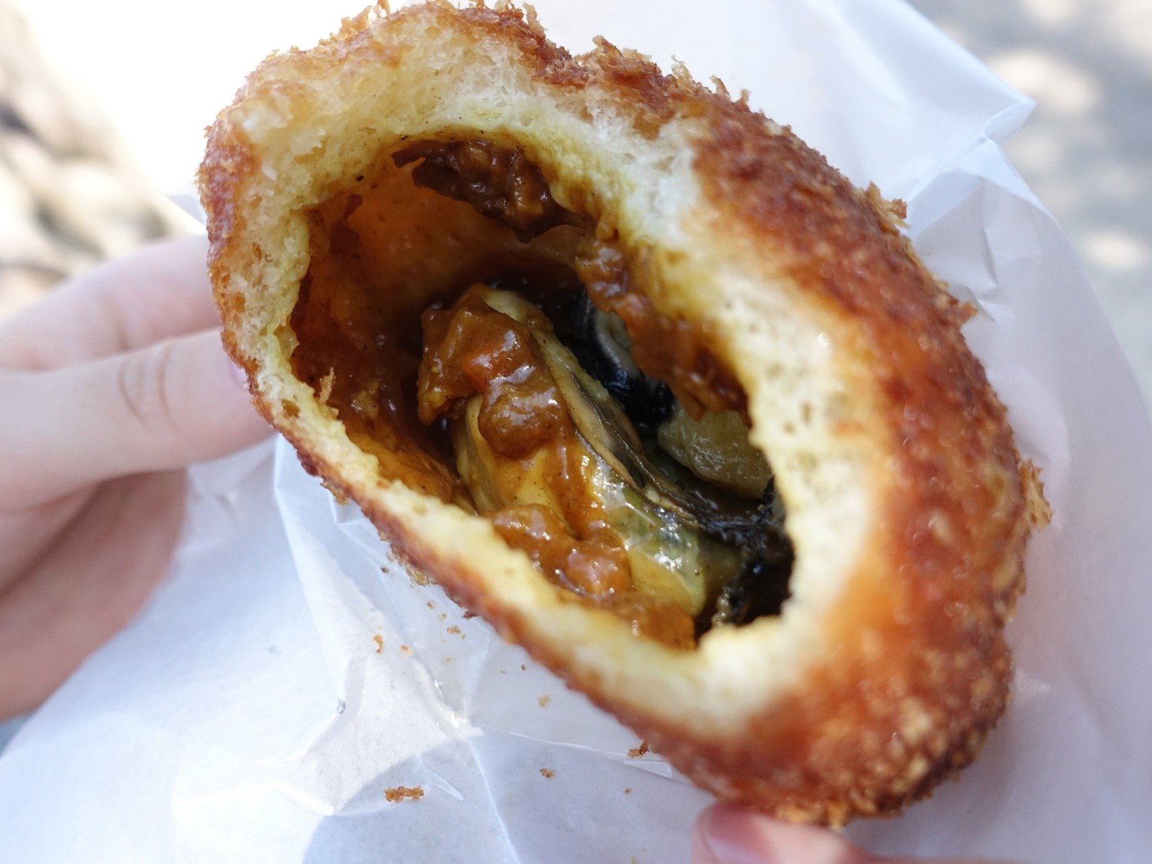 宮島で食べ歩き！ビッグセットの牡蠣たっぷりカレーパン！