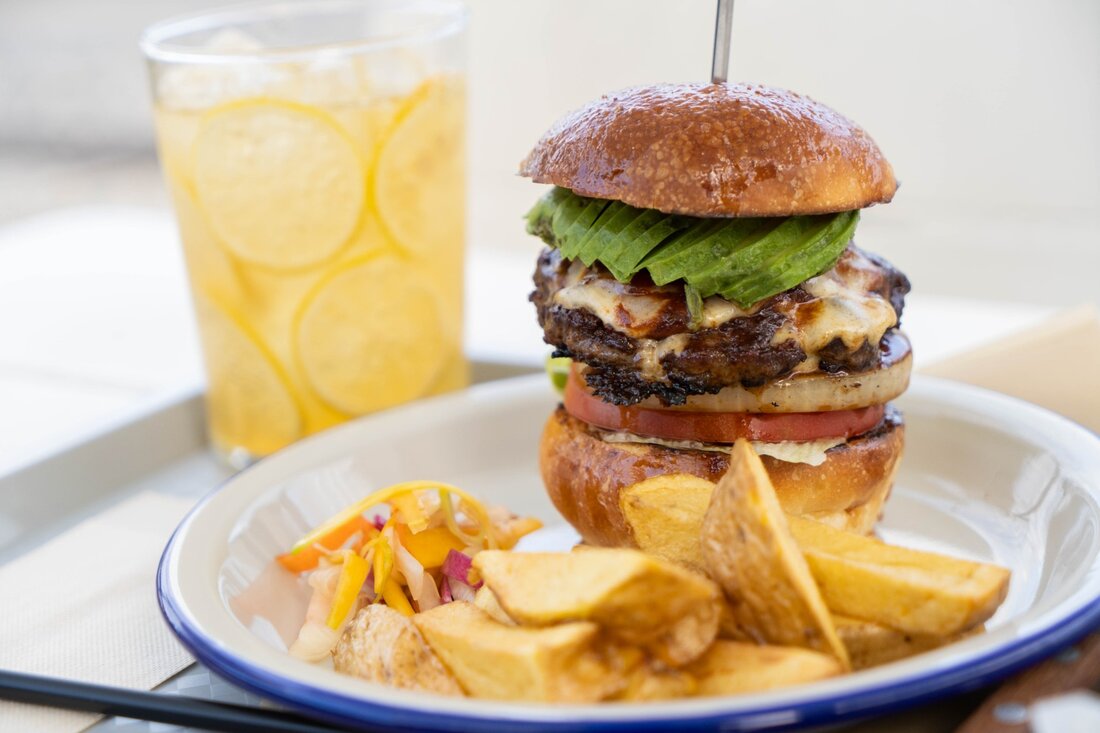 ストラトバーガー 980円+セット（自家製フライドポテト、本日のラペ、ドリンク） 380円（共に税込）